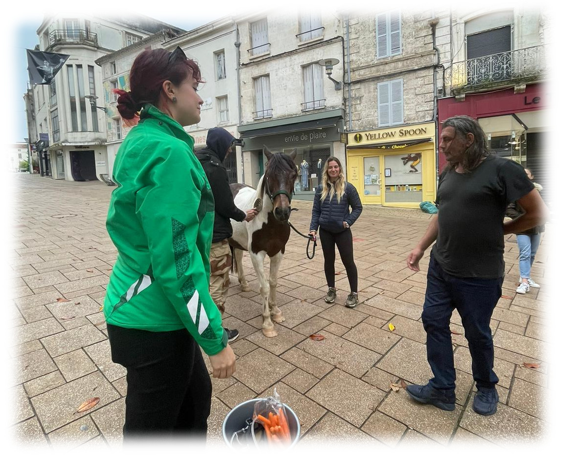 Lucie, Syoux et des usagers dans la rue