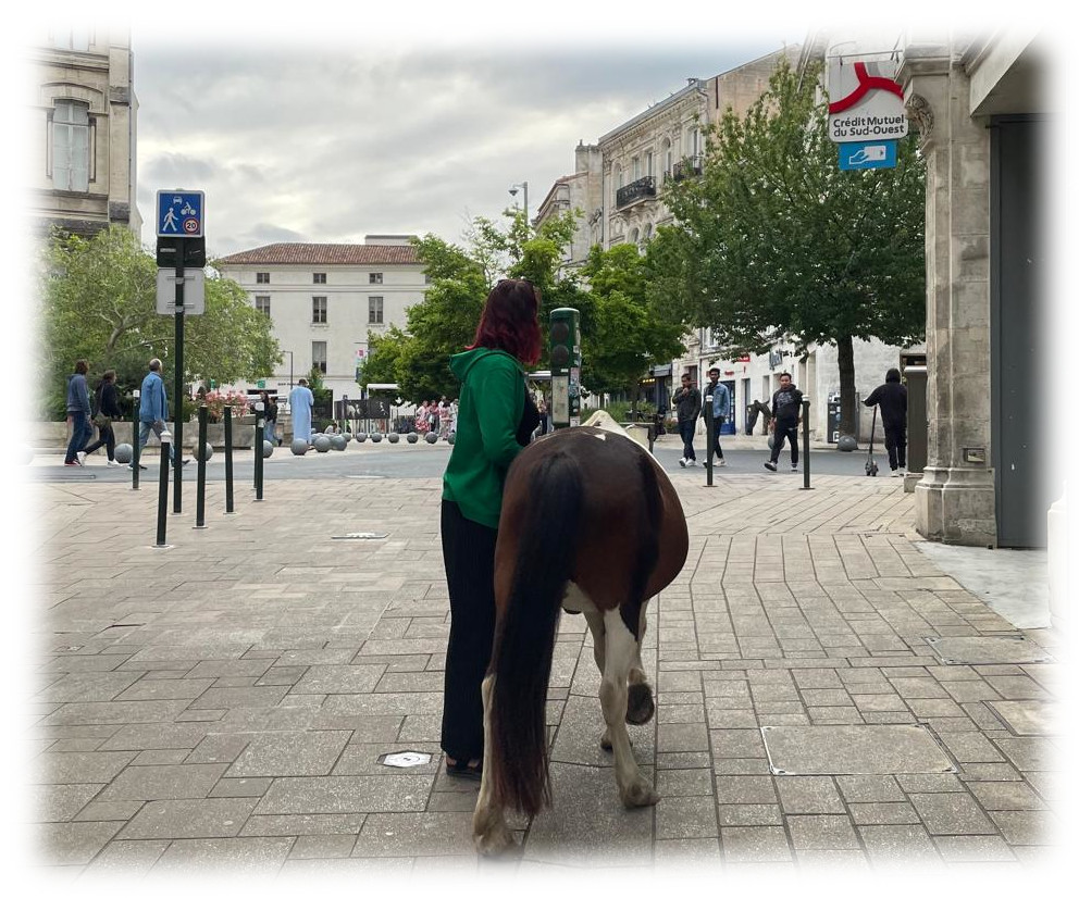 Lucie et Syoux dans les rues d'Angoulême