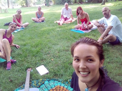 Moment de complicité lors d'un atelier de Yoga avec mes élèves au début de l'été 2020