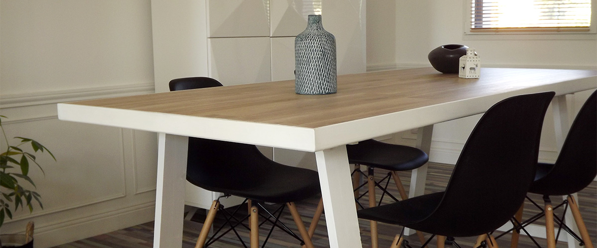 Table de salle à manger avec parquet et bois 